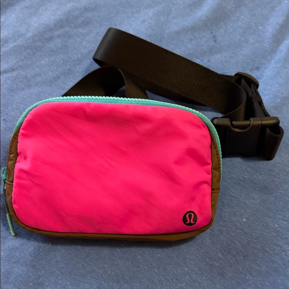 💖Lululemon Athletica Everywhere Belt Bag in Sonic Pink / Cacao / Black